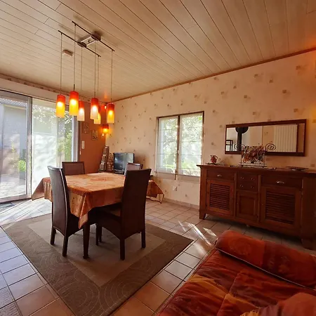 Casa de Férias Gite Calme Avec Jardin Privatif, Wifi, Parking, A 7 Km De Toul Et 30 Km De Nancy - Fr-1-584-97 Mont-le-Vignoble